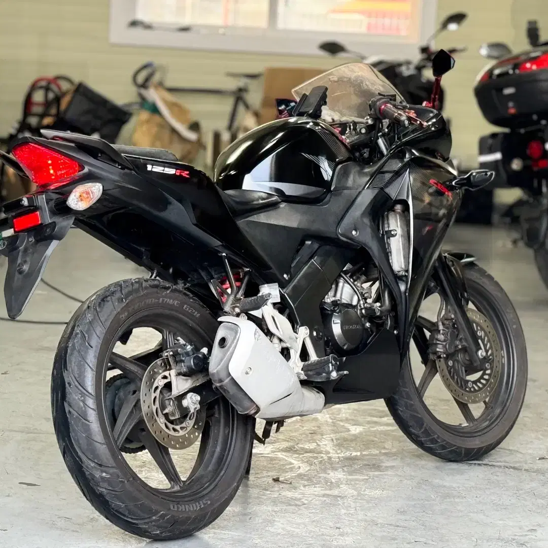 혼다 cbr 125r 15년식 1만km 튜닝 잘된 차량 판매합니다.