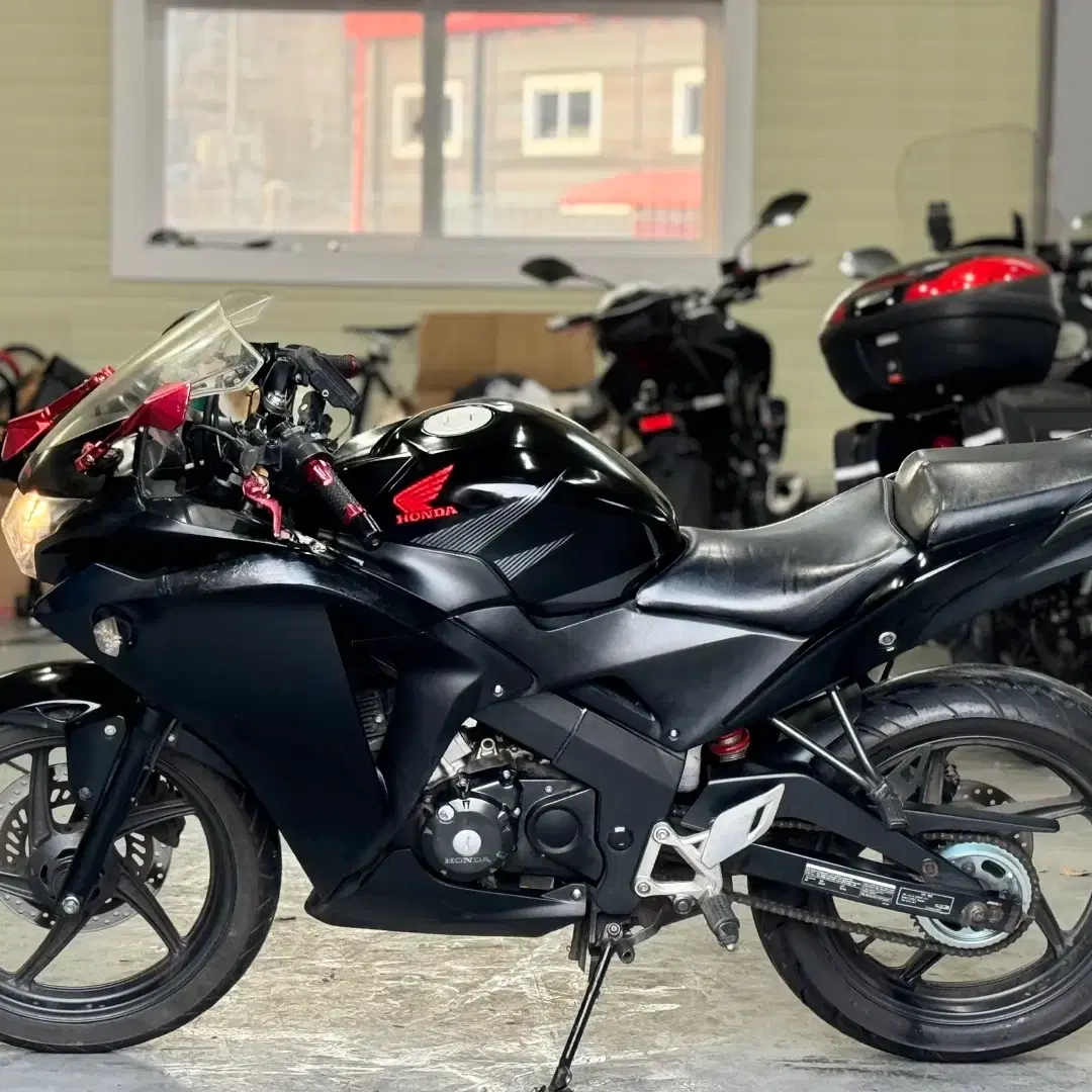 혼다 cbr 125r 15년식 1만km 튜닝 잘된 차량 판매합니다.