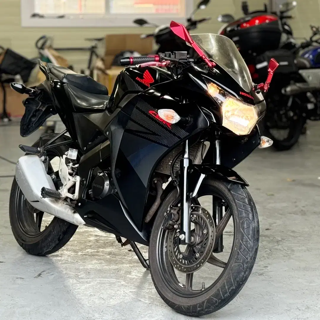 혼다 cbr 125r 15년식 1만km 튜닝 잘된 차량 판매합니다.