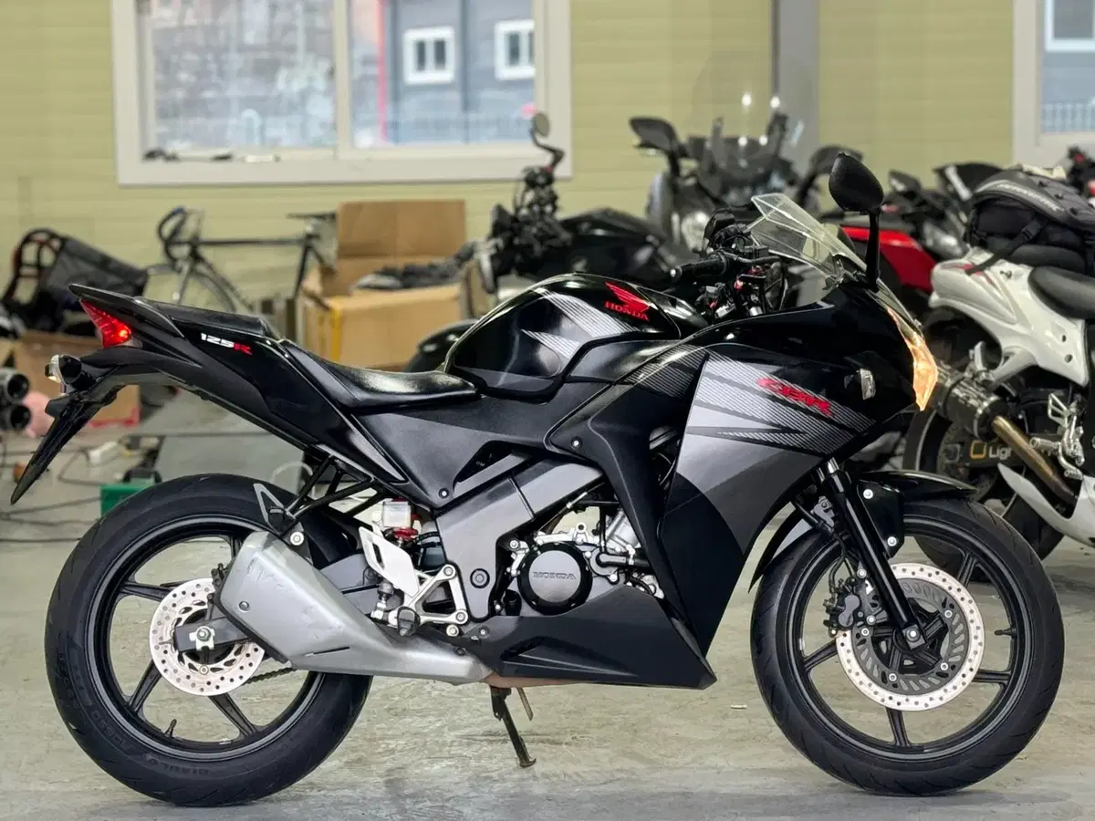 혼다 cbr125r 17년식 1만km 신차급 바이크 판매합니다.