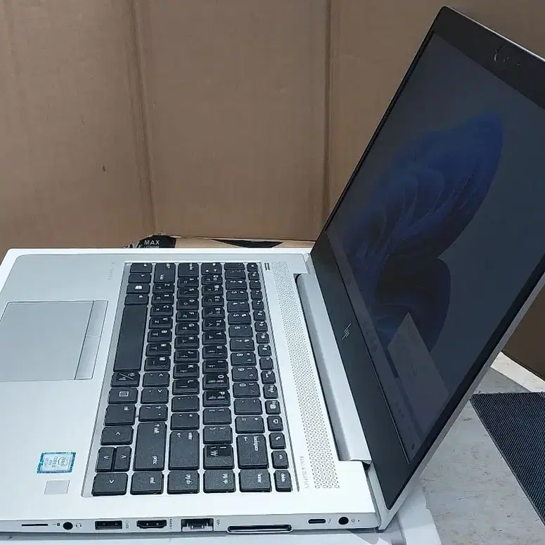 HP 840 G5/ 터치패드 상단 블, 하단 일부 불량!