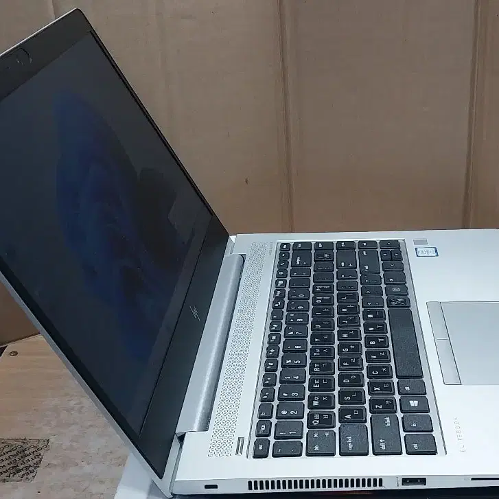 HP 840 G5/ 터치패드 상단 블, 하단 일부 불량!