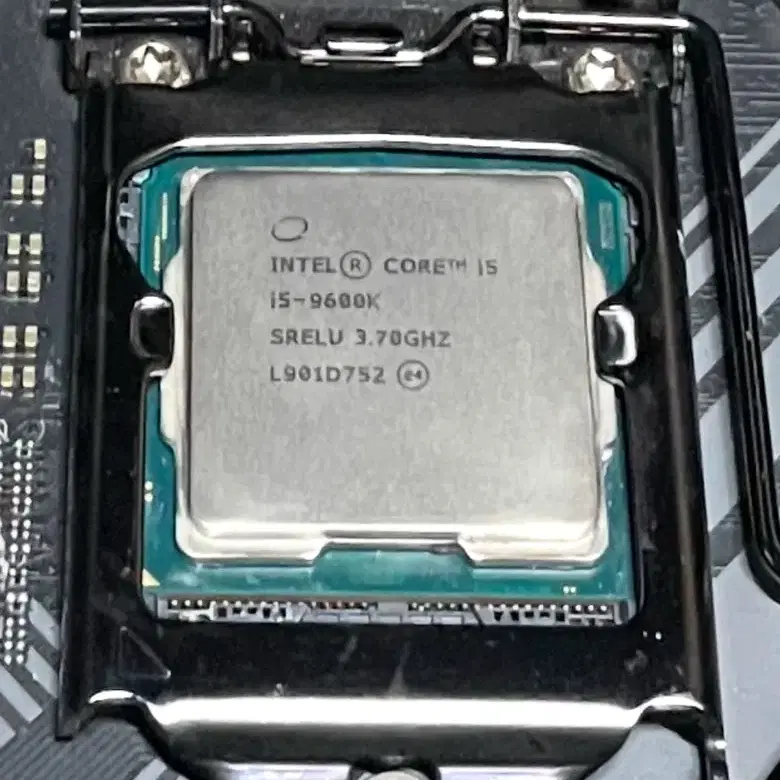 인텔 I5 9600k ,700W파워,SSD 250G 팝니다