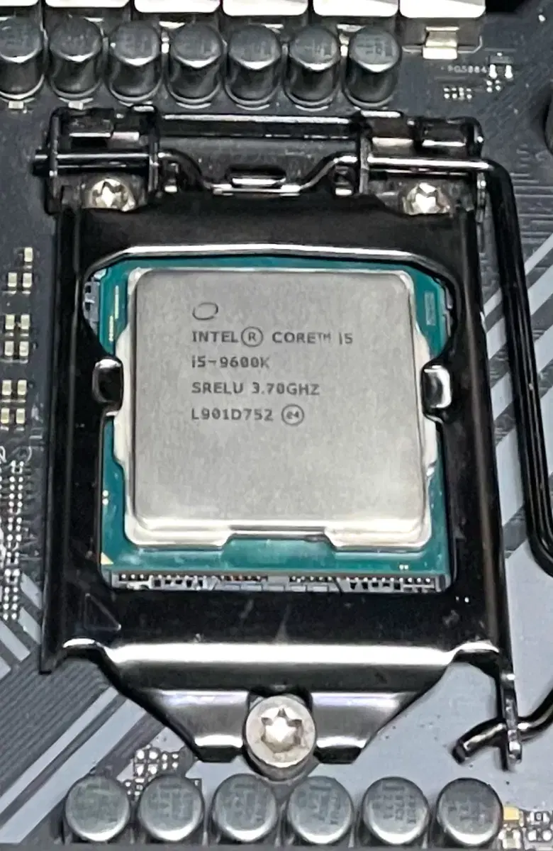 인텔 I5 9600k ,700W파워,SSD 250G 팝니다