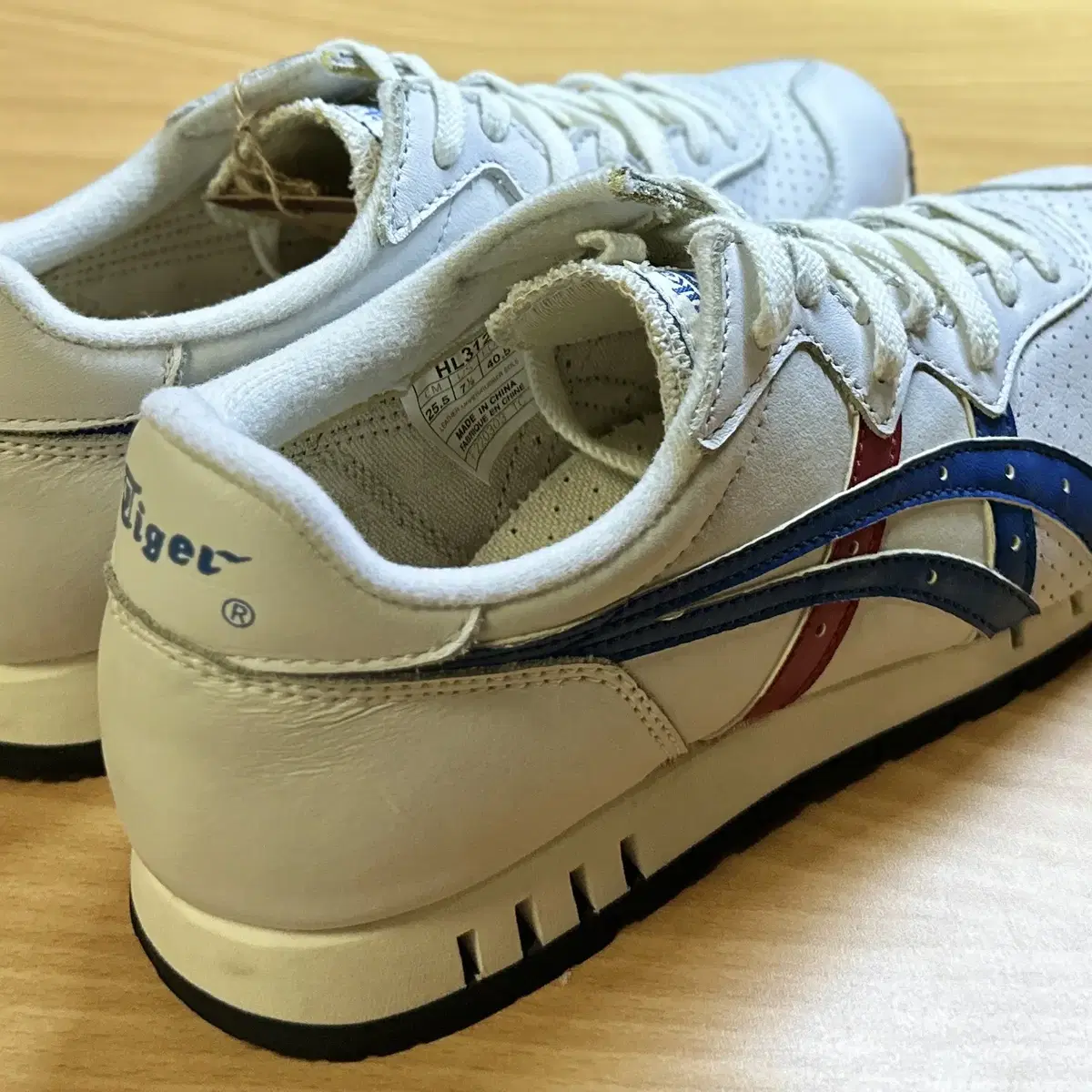 ONITSUKA TIGER 80S