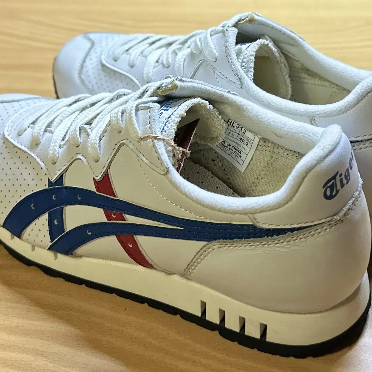 ONITSUKA TIGER 80S