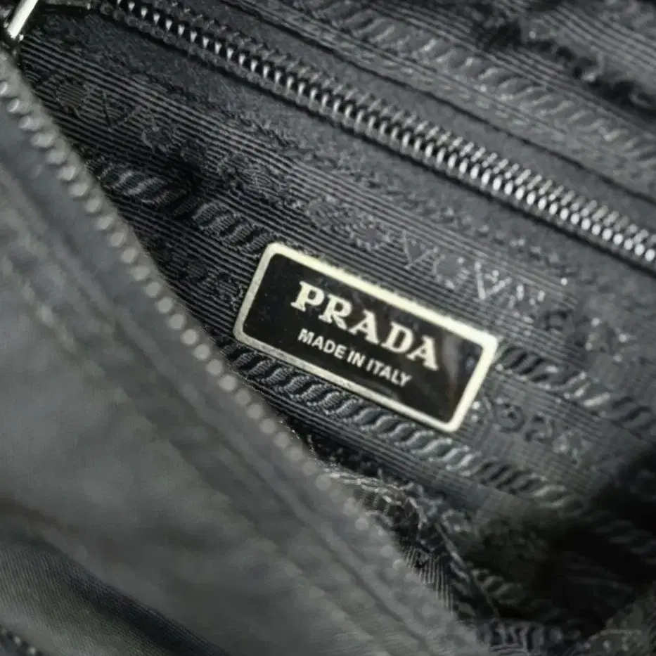 프라다 Prada 메신저 사이드포켓 크로스백