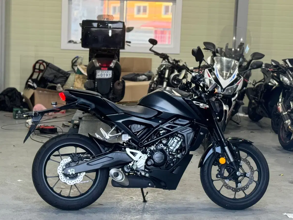 혼다 cb125r 24년식 500km 신차급 바이크 판매합니다.