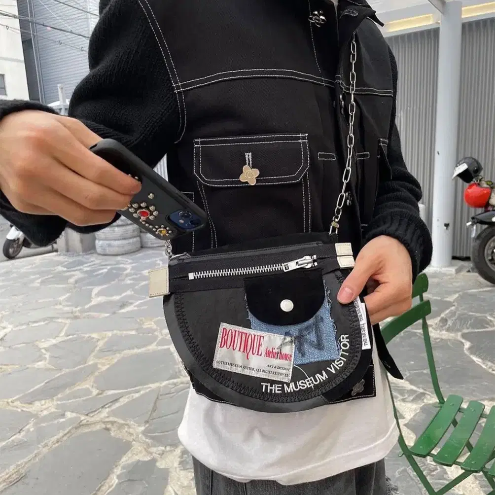 더뮤지엄비지터 damaged archive applique minibag