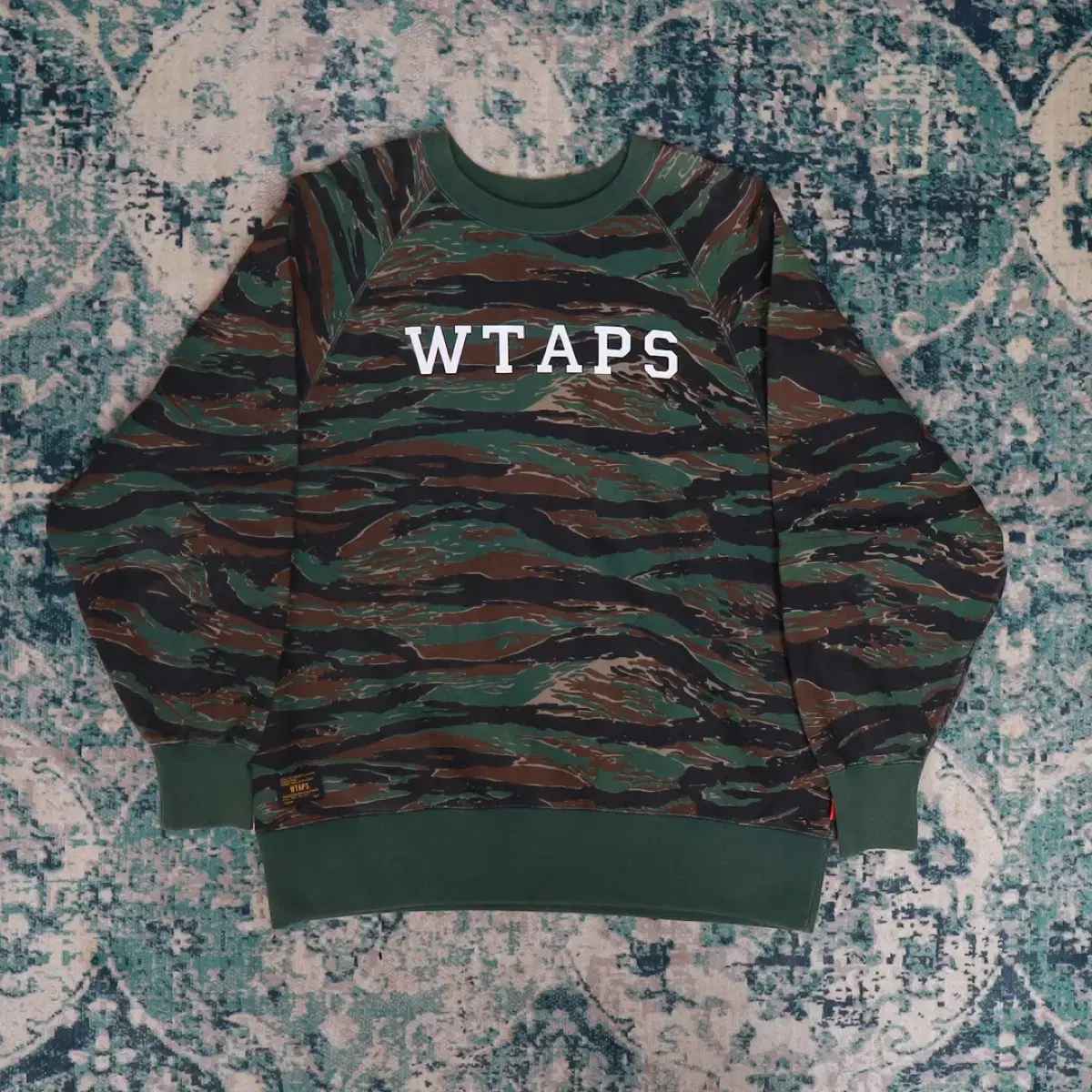 Wtaps 더블탭스 타이거 카모 레터링 스웻셔츠 맨투맨