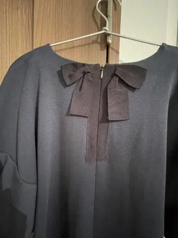 1회만 착용 가능 마시모두띠다크 네이비 벌룬 슬리브 원피스