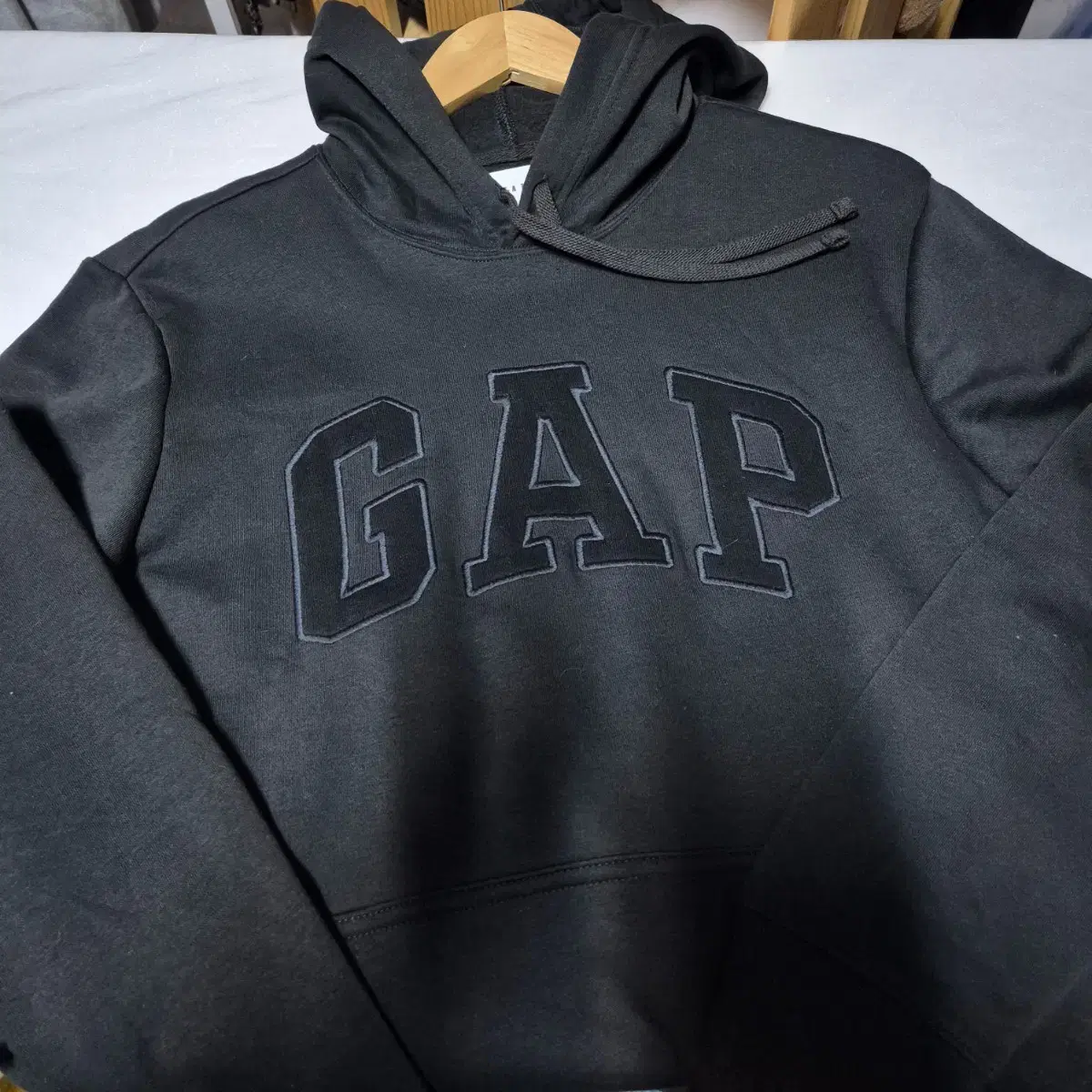 주우재 GAP 후드티 올블랙 자수 기모 M 미실착 새것 공용 크게나옴