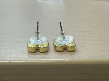 골드 컬러 클로버형 스터드 귀걸이