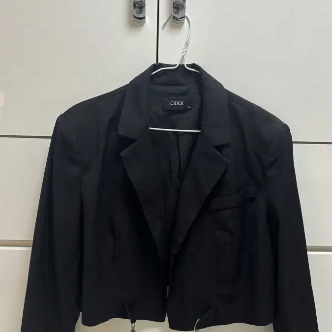 샵사이다 solid buckle crop blazer