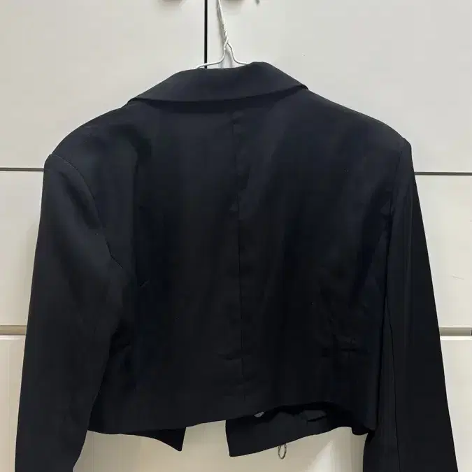 샵사이다 solid buckle crop blazer