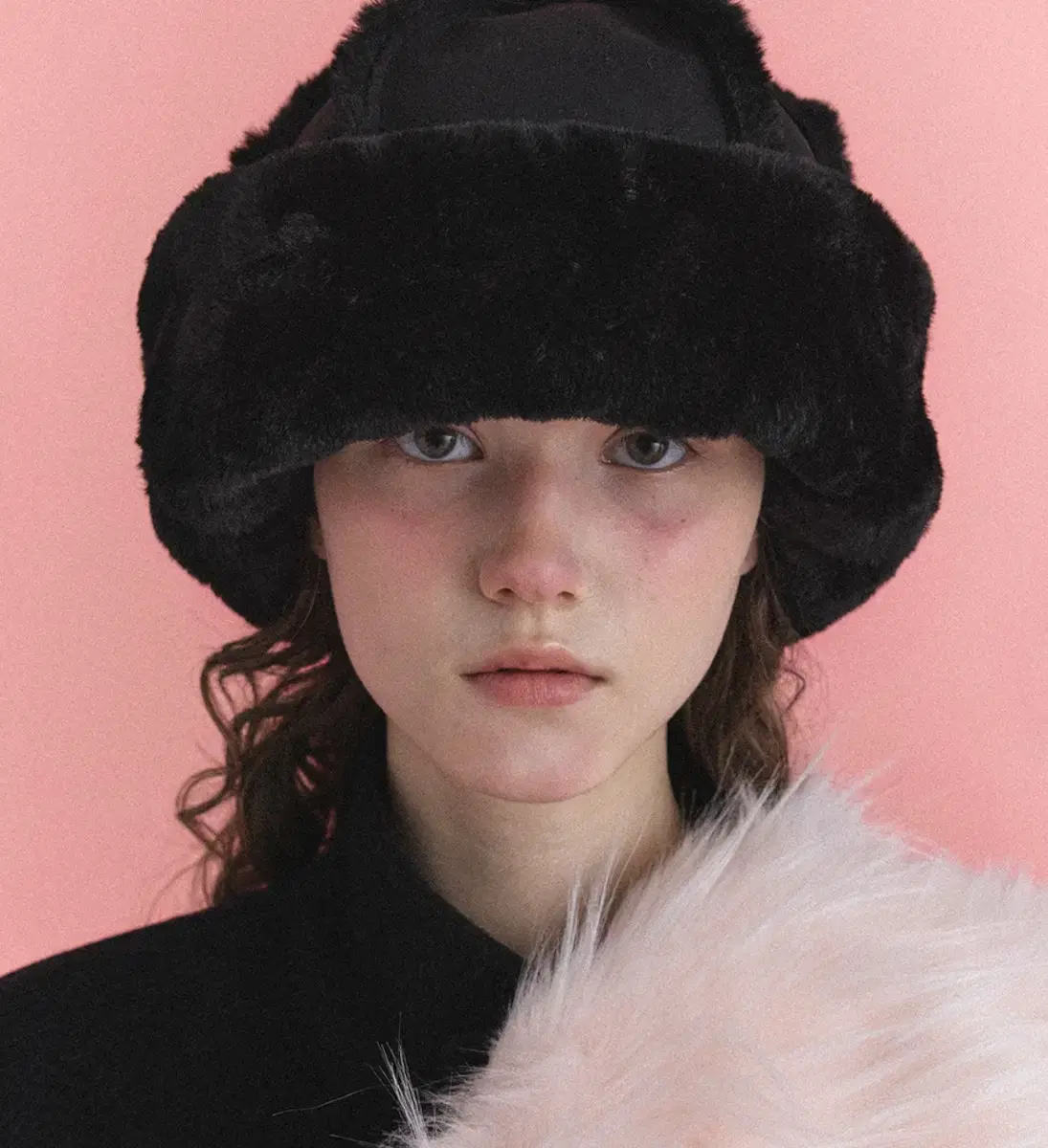 포에지담 fur toque hat in suede black