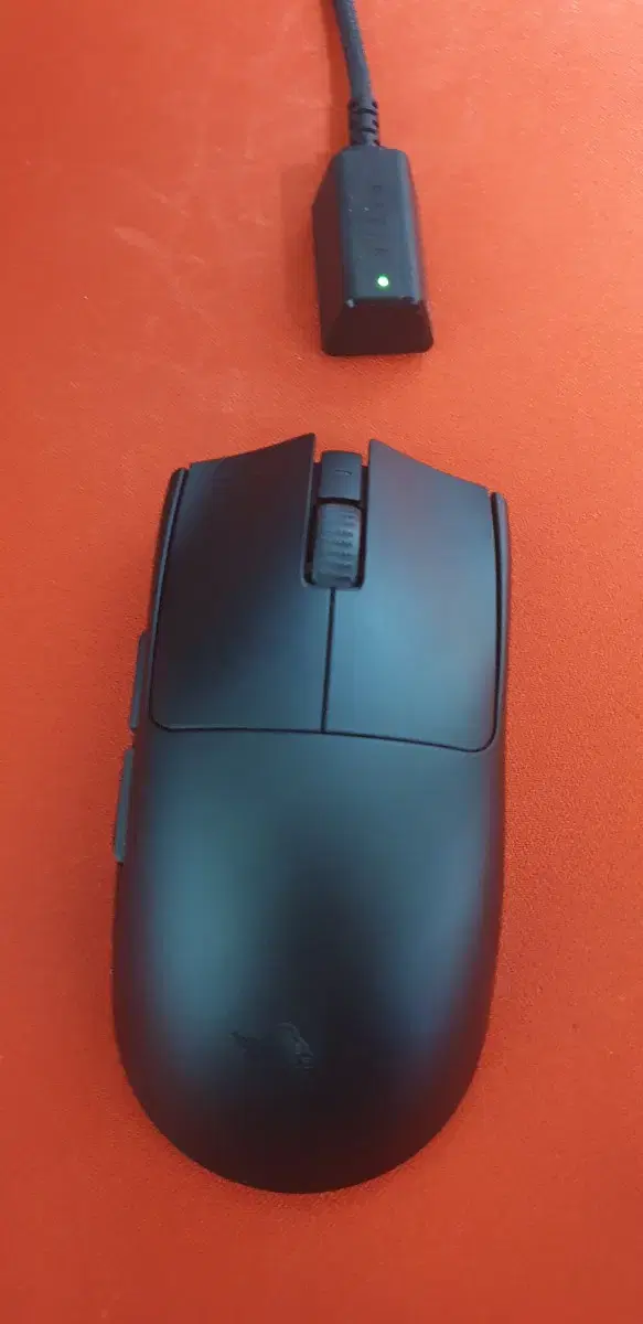 I'm selling a Razer Viper V3 Pro 8K wireless mouse.