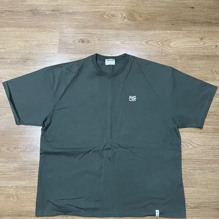 앵글런 Stack Logo Half Tee - Khaki One Size