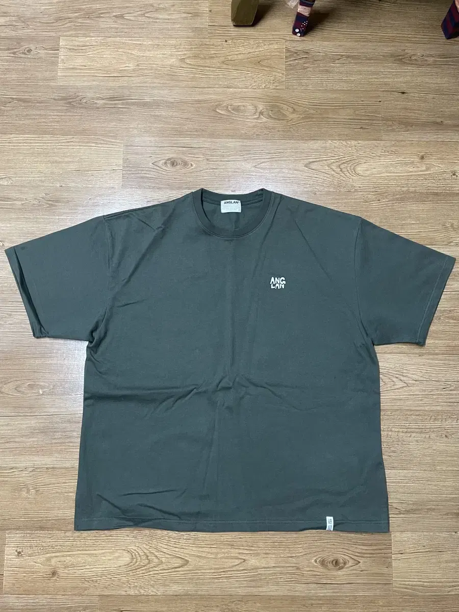 앵글런 Stack Logo Half Tee - Khaki One Size