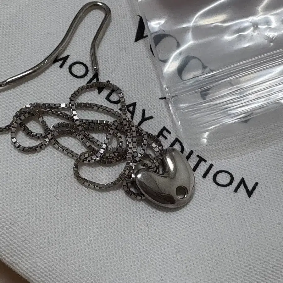 파티애프터다크 목걸이 stay calm moon necklace 2