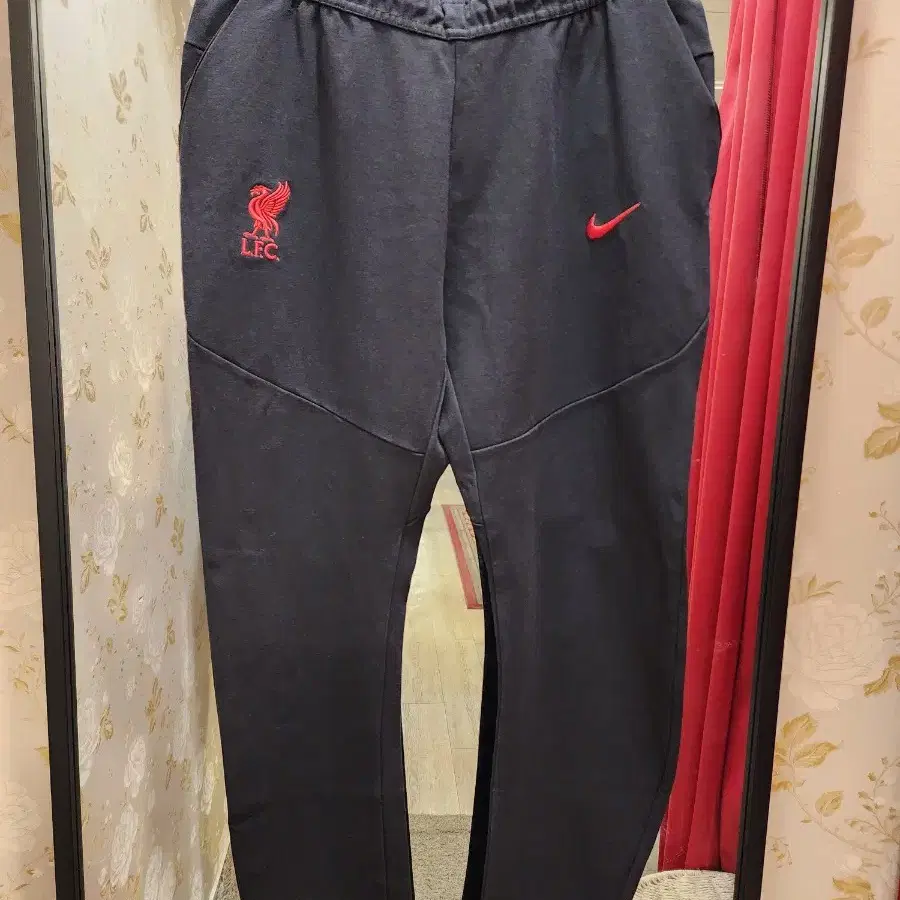 LFC Nike 남성용 블랙 테크 플리스 조거 22/23