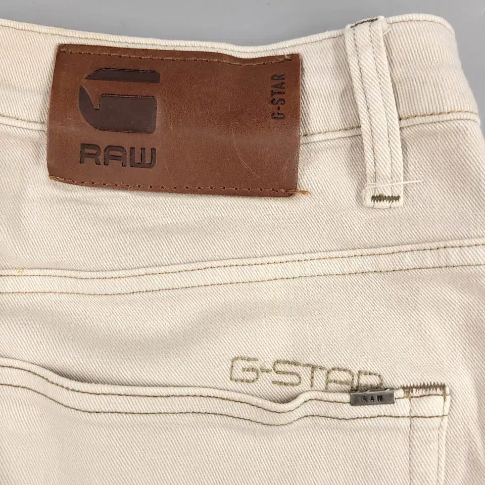 G-STAR RAW 지스타로우 아이보리 레더탭 로고자수 버튼플라이 면바지