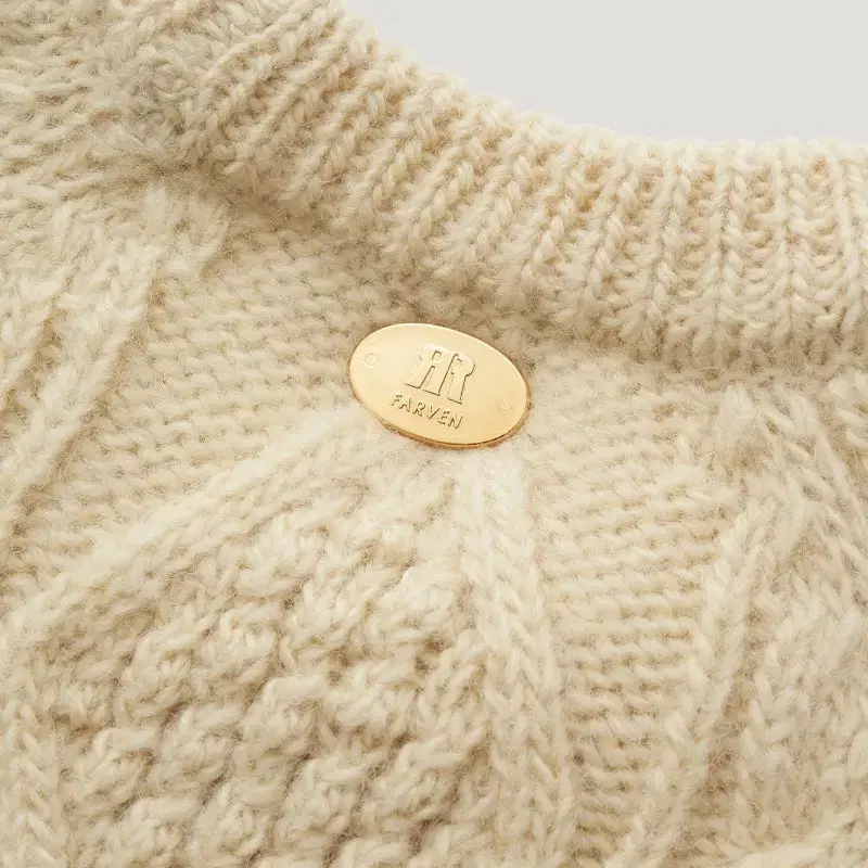 파르벵 CAROL WOOL CABLE KNIT  IVORY 판매합니다.