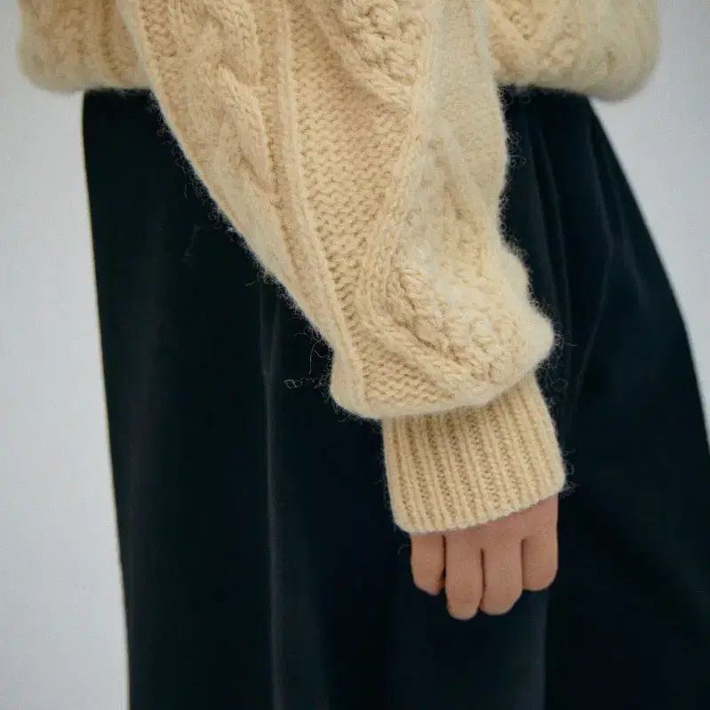 파르벵 CAROL WOOL CABLE KNIT  IVORY 판매합니다.