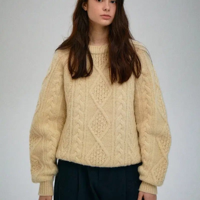 파르벵 CAROL WOOL CABLE KNIT  IVORY 판매합니다.