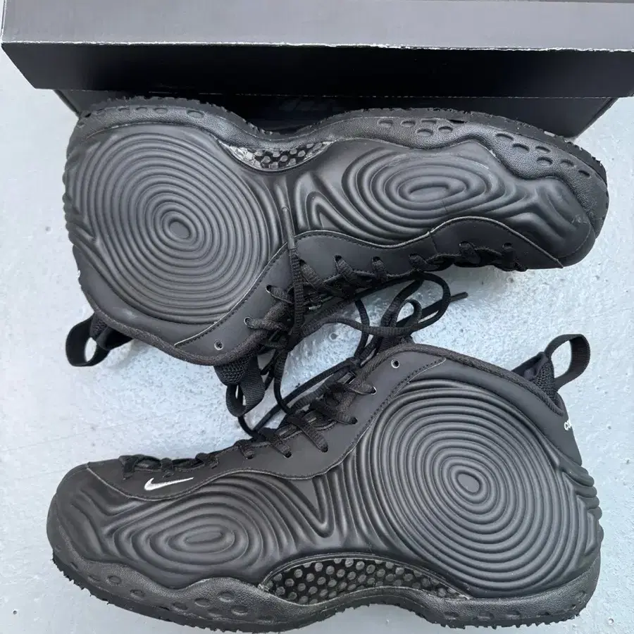 나이키 x 꼼데가르송 옴므 플러스 에어 폼포짓 원 블랙 NIKE x CD