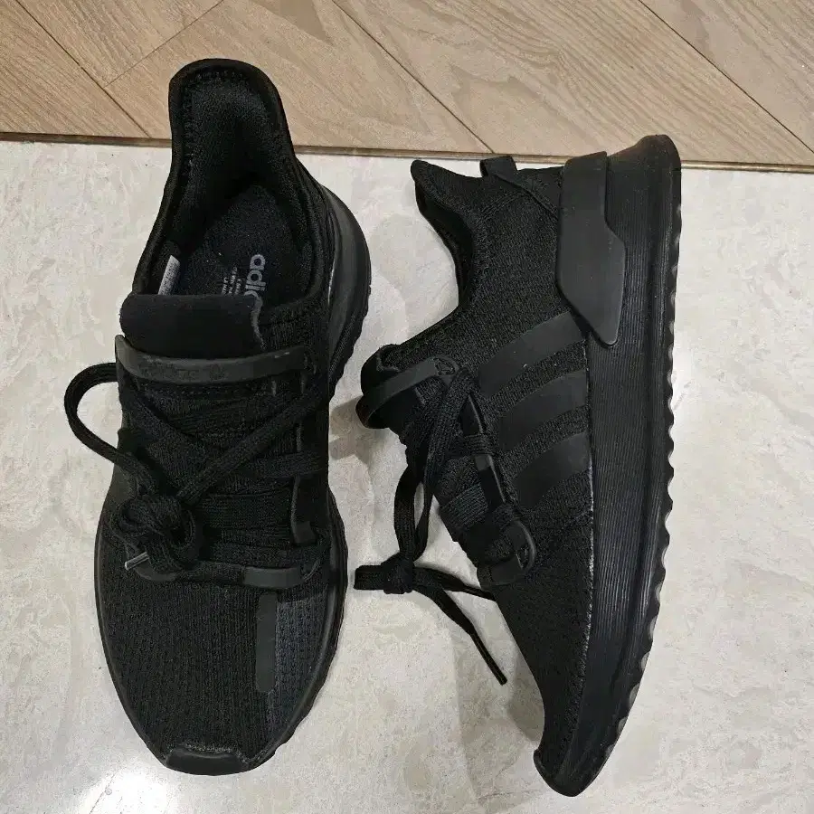 아디다스Adidas 여성운동화 새상품 225