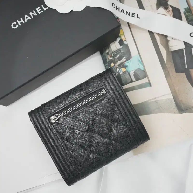 CHANEL 보이 3단 지갑