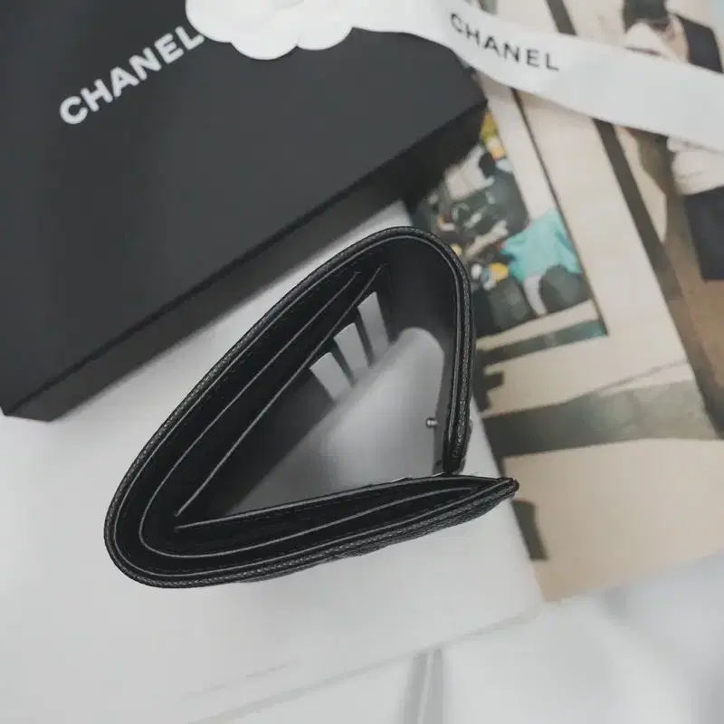 CHANEL 보이 3단 지갑