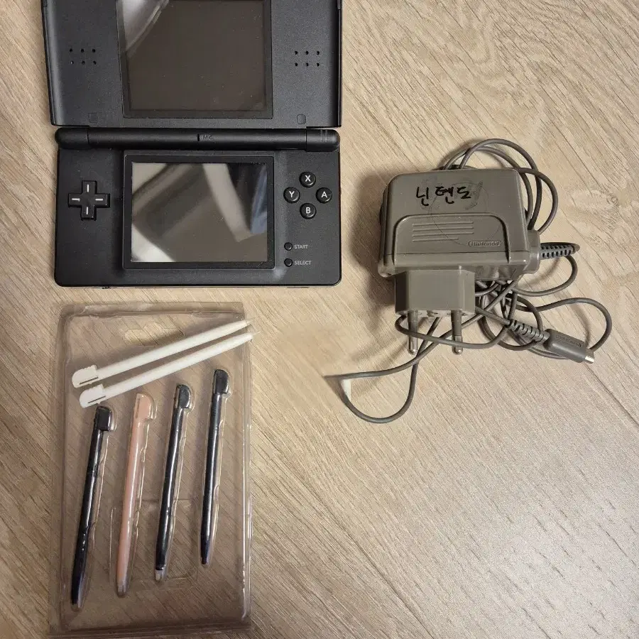 닌텐도 ds lite 라이트 제트 블랙, 터치펜, 충전기