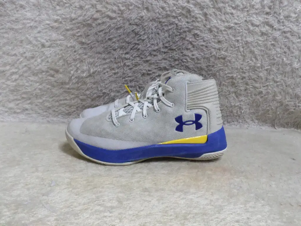 FLOORLUX 265 UNDER ARMOUR CURRY BASKETBALL SHOES USED SHOES