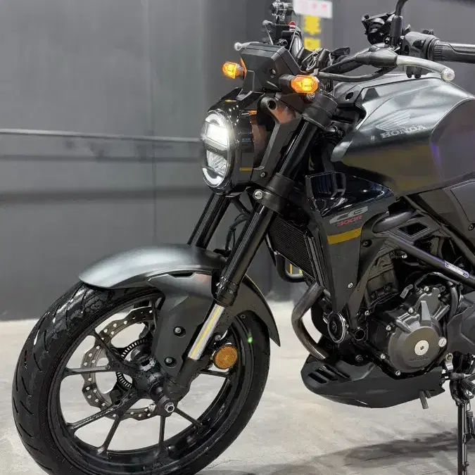 24년식 혼다 CB300r 블랙 판매합니다.