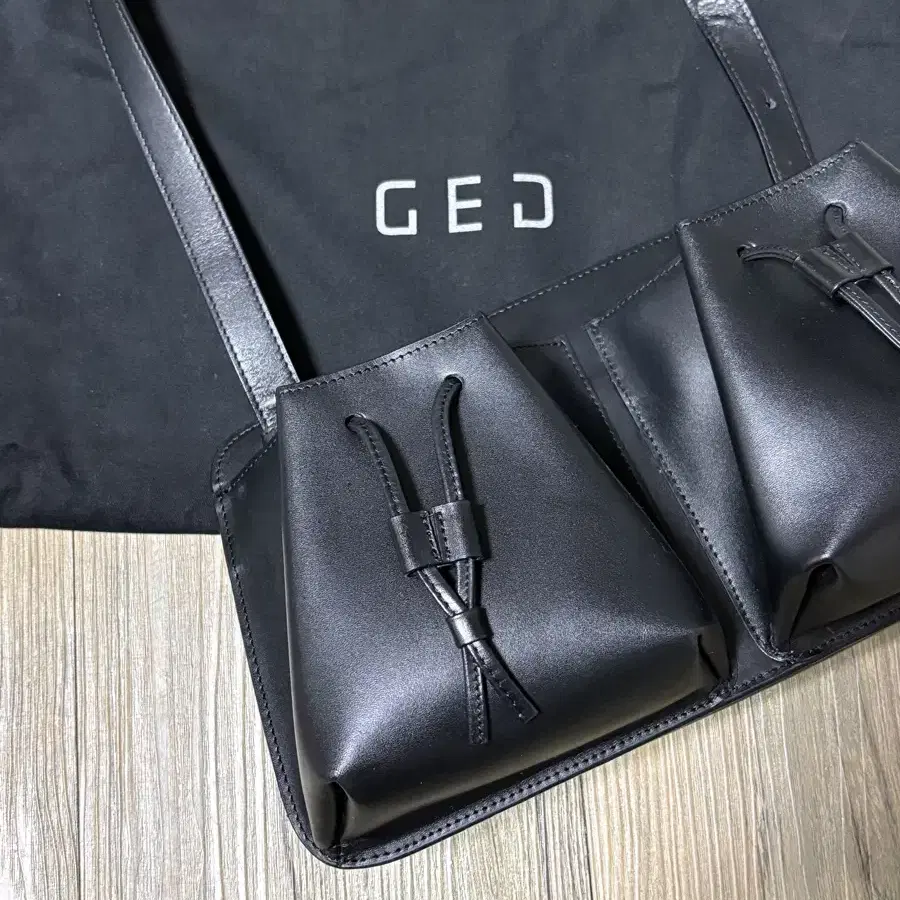 GEG 지이지(geg) 큐비클백 블랙 판매합니다.