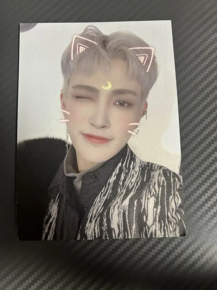 ATEEZ hongjoong Wonderland broadcast Postcard