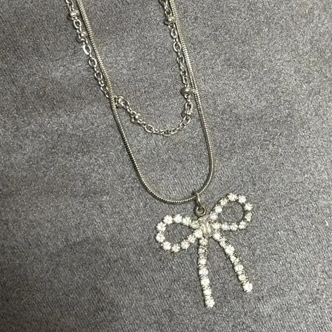 러브이즈트루 목걸이 CH RIBBON NECKLACE(SILVER)