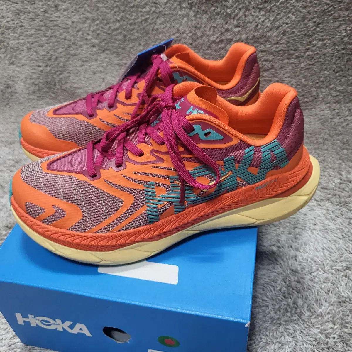 HOKA 호카 TECTON X 2  러닝운동화 새제품 240