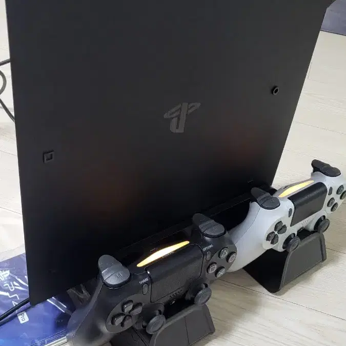 PS4 PRO(7218B) 팝니다.