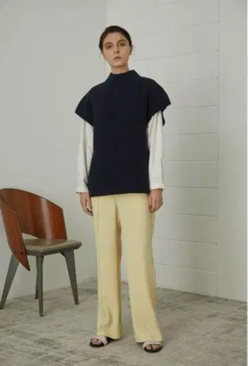 리틀 쉐이프 니트 조끼