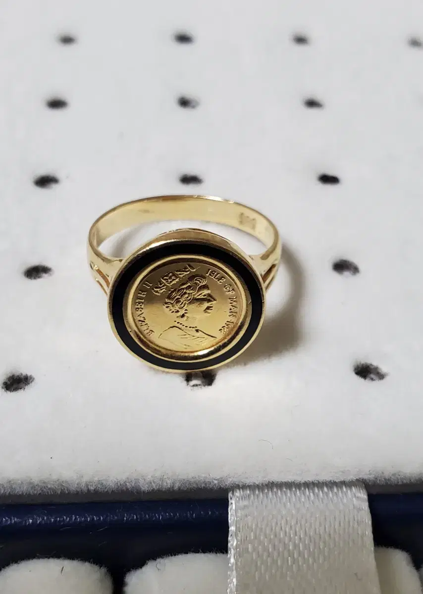 14k queen ring