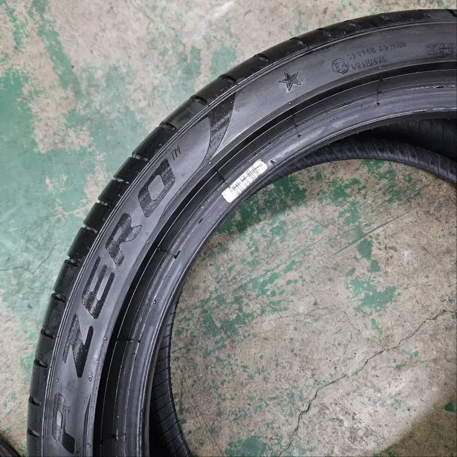 중고 피렐리 245/40R19 & 2454019 타이어 1개 팝니다.