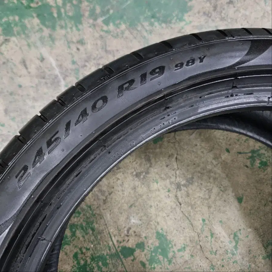 중고 피렐리 245/40R19 & 2454019 타이어 1개 팝니다.