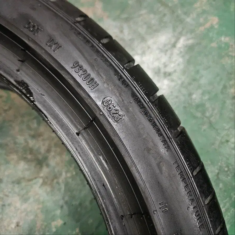 중고 피렐리 245/40R19 & 2454019 타이어 1개 팝니다.