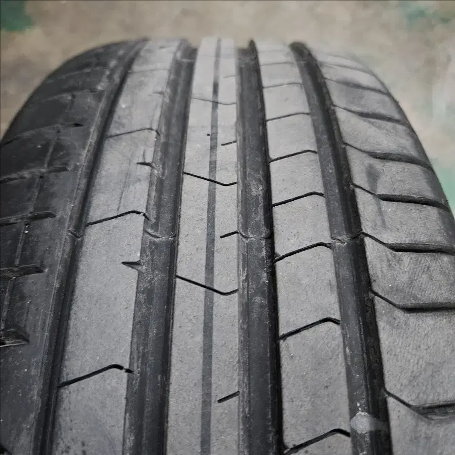 중고 피렐리 245/40R19 & 2454019 타이어 1개 팝니다.