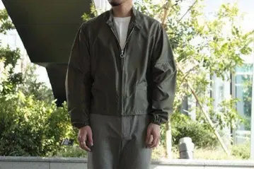 오라리 SILK TAFFETA SHORT BLOUSON 카키