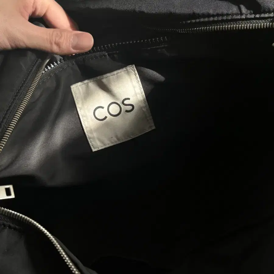 COS holdall back 트래블 가방