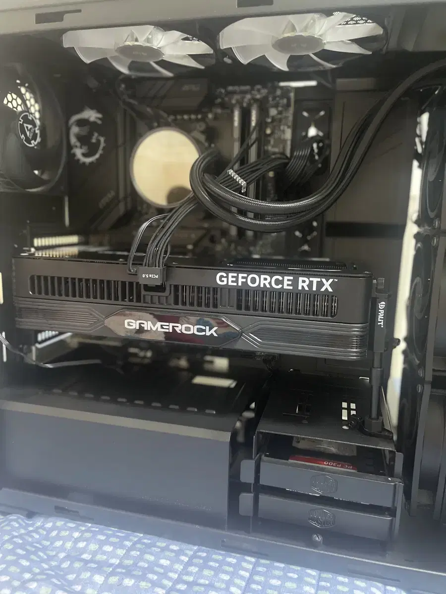 이엠텍 게임락 OC rtx5080 팝니다.